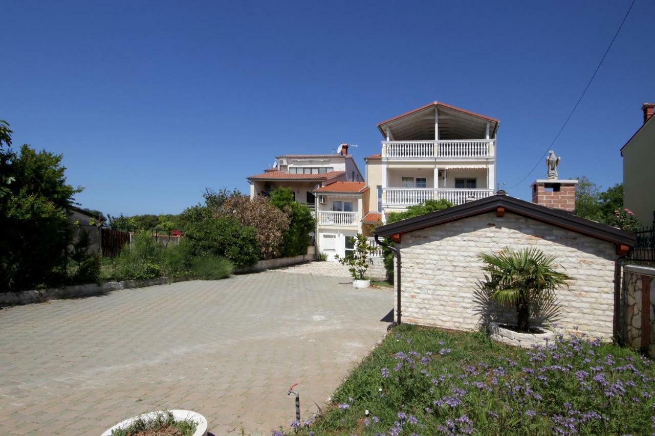 Apartments Domic Баньоле Екстер'єр фото
